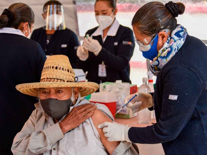 Adultos mayores de 45 municipios de Sonora reciben vacuna contra COVID