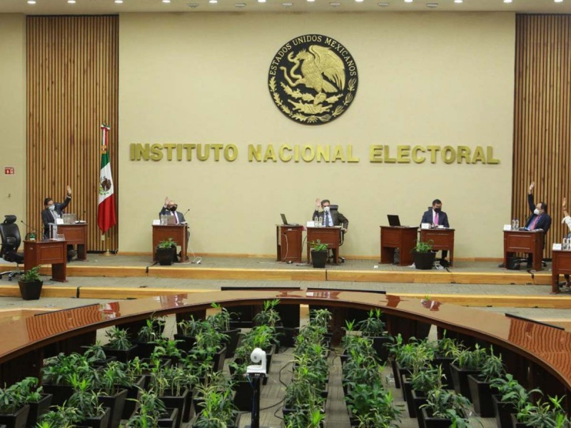 INE ordena suspender difusión de 3 mañaneras por posible intromisión en elección