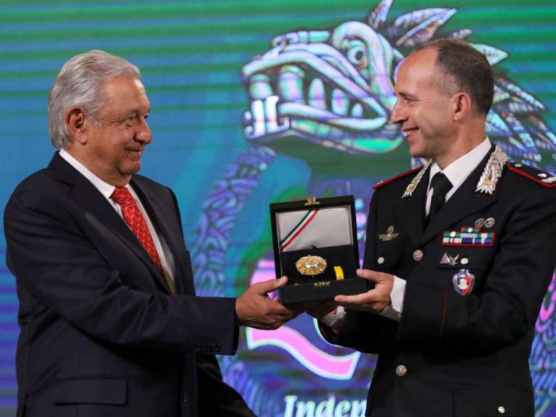 Condecoran con Águila Azteca al comandante italiano Roberto Riccardi por recuperar piezas arqueológicas
