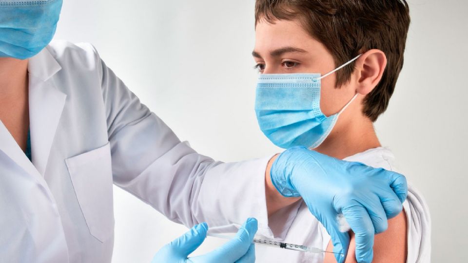 Juez ordena al Gobierno vacunar contra Covid-19 a menores de 18 años