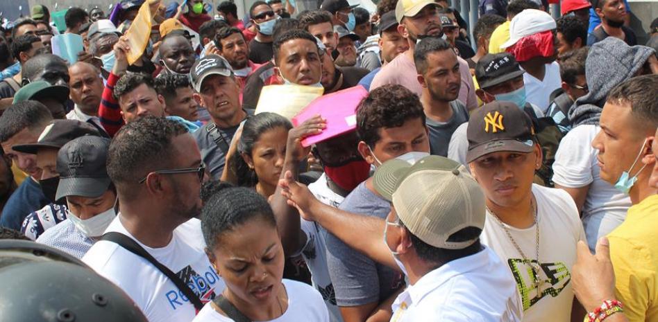 Extranjeros irrumpen en oficina migratoria al sur de México