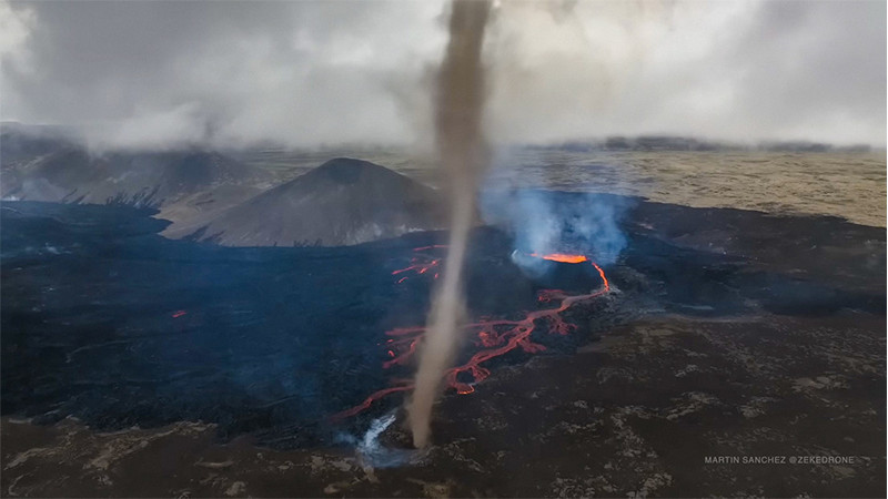 El volcán más nuevo de la Tierra; crea un tornado con su erupción en Islandia