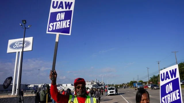 GM, Ford y Stellantis reaccionan a la histórica huelga en EU: ‘Estamos frustrados y decepcionados’