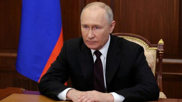Rusia es “invencible”, afirma Putin a alumnos; incluye guerra en Ucrania a cursos