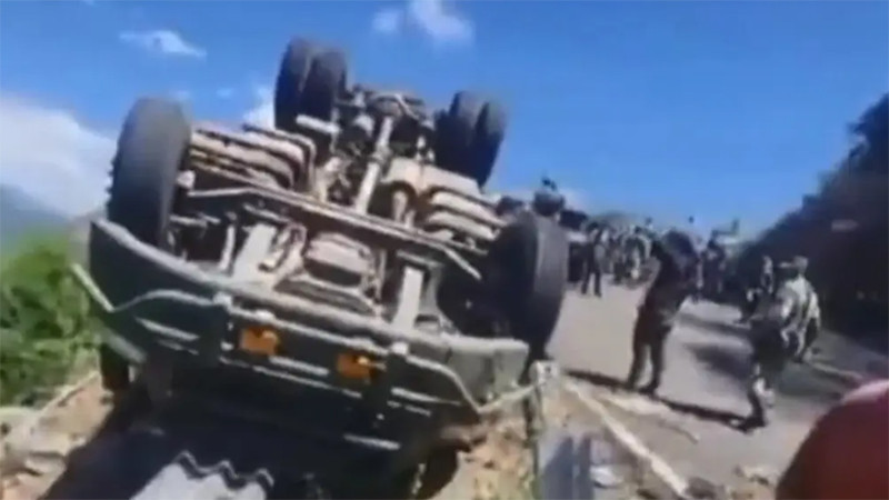 Volcadura de camión militar causa dos muertes y múltiples lesionados en Durango