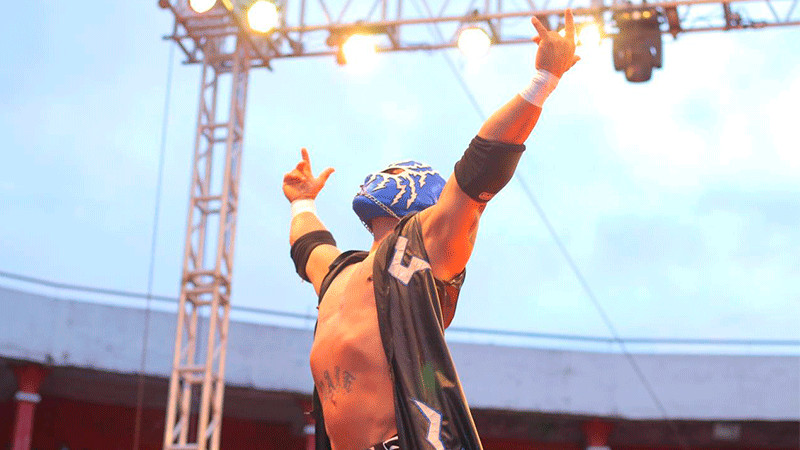 Función estelar de lucha libre reúne a más de 8 mil uruapenses