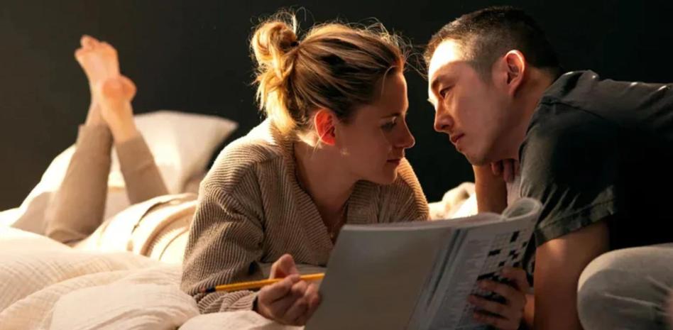 Kristen Stewart y Steven Yeun cuestionan la humanidad de internet en el filme ‘Love Me’