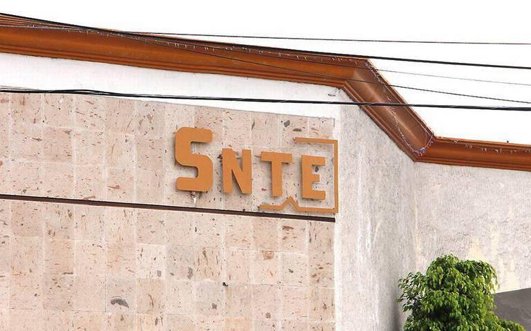 Maestros de Sección 8 preparan manifestación; exigen destitución de jefe de Servicios Regionales