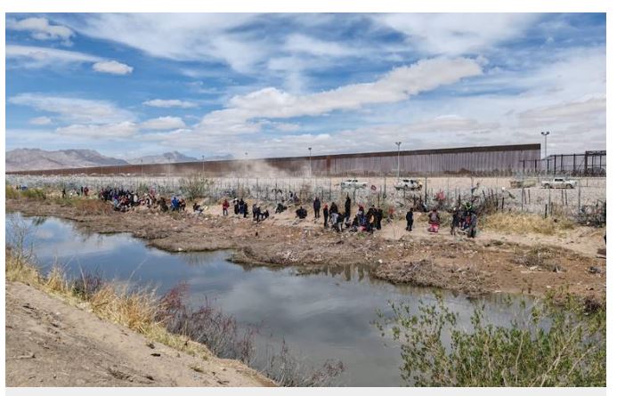 Migrantes cambian ruta para llegar al Border Safety Initiative Marker