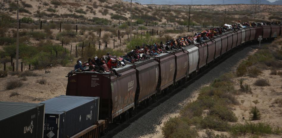 Migrantes que llegan en tren a Ciudad Juárez deambulan a lo largo del río Bravo