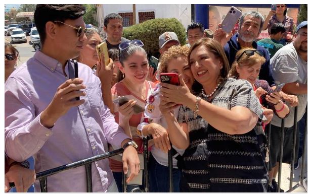 Juarenses reciben a Xóchitl Gálvez con porras y banderas