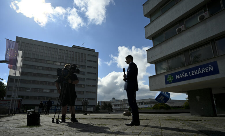 Hombre acusado de intentar asesinar al primer ministro de Eslovaquia permanecerá en prisión