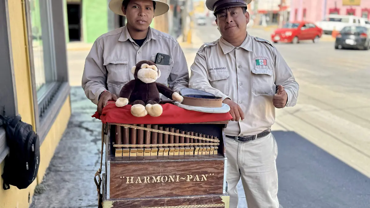 Tradición viva: organilleros visitan Parral para compartir su música e historia