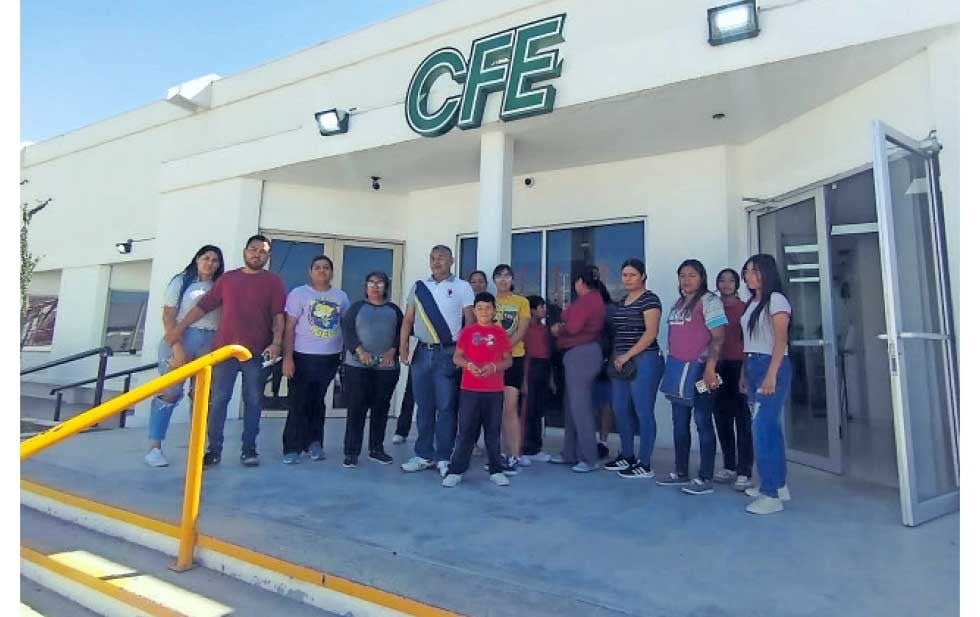 Protestan padres de familia en la CFE