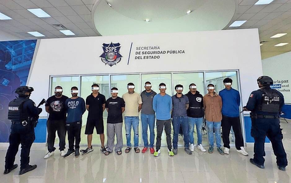 Arremeten policías contra ‘polleros’