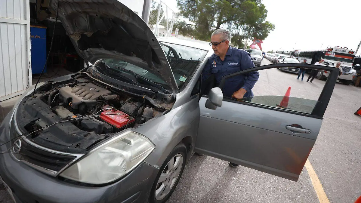 Continúan largas filas en Centros de Verificación por Engomado Ecológico